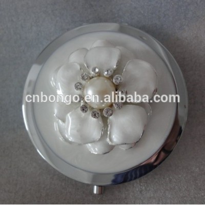 Jewelled round shape Pearl surrounded compact mirror with flower decor